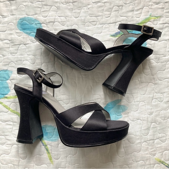 Vintage 90s Deadstock Strappy Platform Heels 👠 - Picture 2 of 9